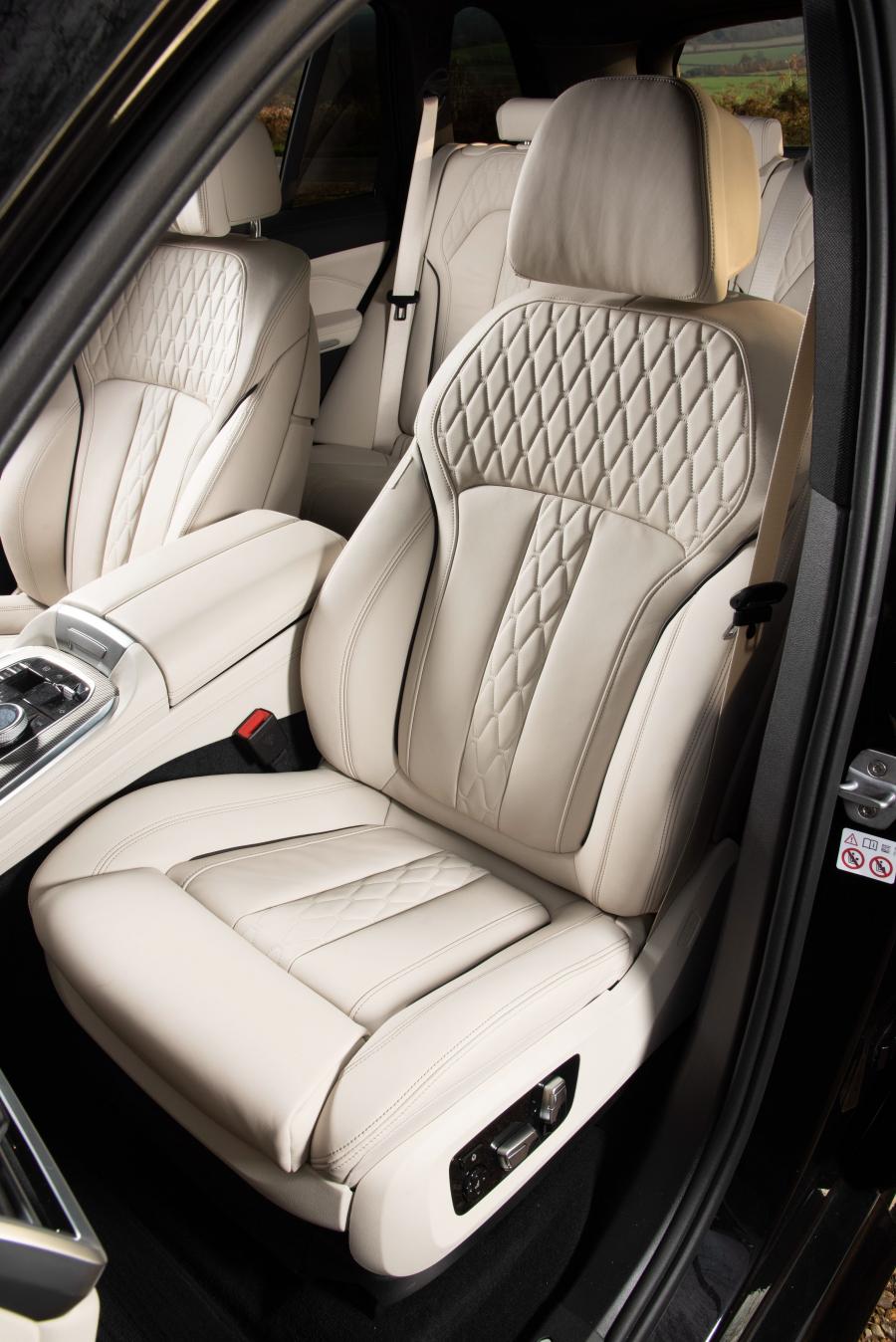 Интерьер BMW X5 xDrive30d M Sport (G05) 2018 года  (UK) (фото 14 из 18)